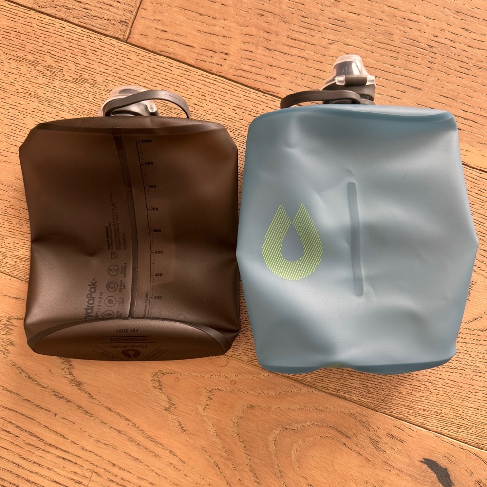 Stow Hydrapak - 32 oz - blue & gray - two